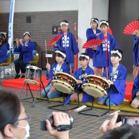 市川團十郎さんの公演前に下座音楽を披露した成田市立八生小学校の児童ら
