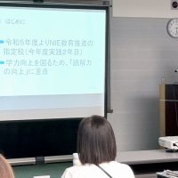 「第３６回ちーばＮＩＥ研修会」で発表する貝塚中の小林教諭＝千葉市中央区の会議室
