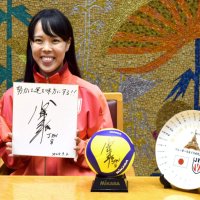 サイン色紙に座右の銘も書き込んだ小島選手