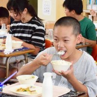 地元の新米給食に　児童笑顔「ほんのり甘い」　白子の小中学校　夏休み明けから