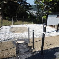 遊歩道を歩いて二の郭に至る四脚門の跡（遺構は地下に保存）
