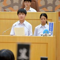 中学生議員鋭く質問　住環境、交通テーマ　成田市模擬議会に１１校２３人