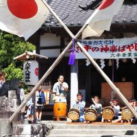 「六手の神楽ばやし」を披露する保存会のメンバー＝１５日、君津市
