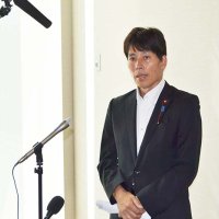 報道陣の取材に応じる桜井議員