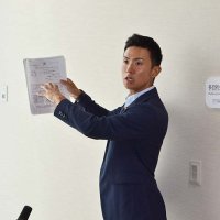 報道陣の取材に応じる大平議員