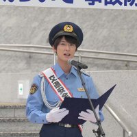 事故防止へ「早めのライト点灯を」　元体操のお兄さんの福尾誠さんが呼びかけ　県庁で秋の交通安全運動出動式