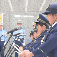 一生懸命、交通安全の誓いをする園児＝１７日、千葉県庁