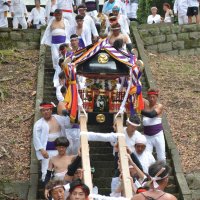 岩和田地区の秋祭りで大宮神社のみこしを担ぐ男衆ら＝２８日、御宿町
