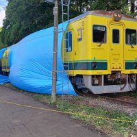 ブルーシートが掛けられた脱線車両=７日午後、いすみ市苅谷