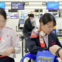 乳がん早期発見へ　ＪＡＬ地上係員、ピンクリボン付け接客　成田空港