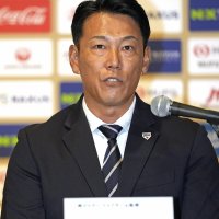 野球の国際大会「プレミア１２」に臨む日本代表選手を発表する井端監督＝東京都港区（共同）