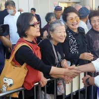 候補者と握手する有権者＝１５日、千葉市緑区