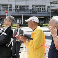 候補者の演説に耳を傾ける有権者＝１５日、佐倉市