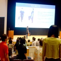 健康セミナーで実施された講座内で、丈夫な骨をつくるための体操を実践する参加者ら＝１９日、山武市
