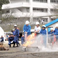 初期消火訓練に臨む市民ら