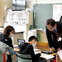 年賀状で心ぽかぽか　郵便局長から書き方学ぶ　香取・水の郷小児童