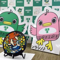 市制施行７０周年を記念して登場した「ソラシノ●」（右）とマンホールのふた＝習志野市役所