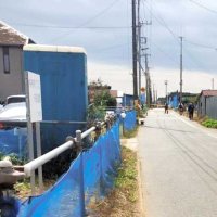 被害に遭ったとみられる住宅の付近には警察が規制線を張った＝１７日午前１１時１０分ごろ、市川市柏井町（読者提供、画像の一部を加工しています）