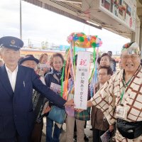 歌声列車運行終了の式典でくす玉を割った清水さん（右）＝２０日、市原市の小湊鉄道五井駅
