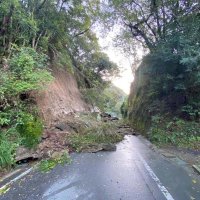 大雨でのり面崩落　県道が通行止め　君津市川谷