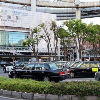 タクシーが歩道に乗り上げフェンスに衝突　ＪＲ千葉駅前
