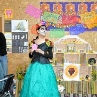「死者の日」の祭りに合わせたイベントでメークする参加者