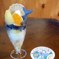 チョコレートで作った魚の尾ひれが目を引く「渚のマーメイドパフェ」