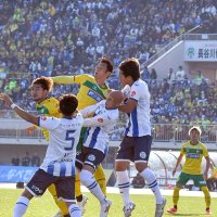 前半、競り合う千葉と山形の選手たち
