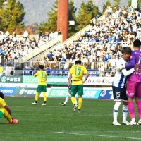 試合後、座り込む千葉の小森（左）と喜ぶ山形の選手たち
