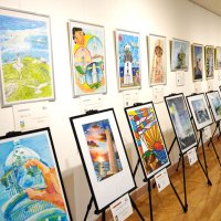 全国小中学生の描いた各地の灯台作品を飾る「灯台絵画コンテスト」展示コーナー