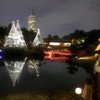 和傘や灯ろう幻想的に　千葉・幕張の見浜園でライトアップ