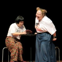 ＳＮＳの誤情報に混乱する場面を演じたおかずクラブ