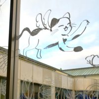 栄中美術部の生徒が描いた空を飛んでいるように見える猫のイラスト