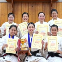 女子総合優勝の志学館の選手たち