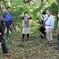 作業後に山城ガールむつみさん（中央）が並木城について解説した