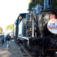 加悦鉄道４号機を見学する来場者ら＝１日、いすみ市