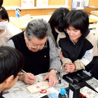 絵馬へ願い「健康な年に」　小学校で描き方指導　茂原　【師走スケッチ２０２４】