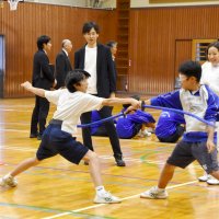 フェンシングの魅力知って　東京五輪金・宇山さん　館山第一中生に指導