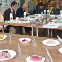 レシピコンテストで味や出来栄えなどを評価する審査員＝１２日、大多喜町
