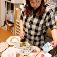 袋をデコって展覧会　オストメイトの存在知って　当事者の石渡佐和子さん（４８）＝東金市