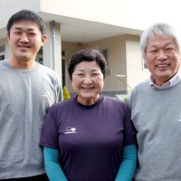 芳源マッシュルームの菅佐原社長（右）ら
