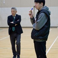 真剣な眼差しで選手を指導する星野監督（右）と、時折体育館を訪れ監督・選手へ的確にアドバイスする近藤校長＝市立船橋高校
