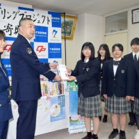 不要本で犯罪被害者支援を　八千代東高、ＪＲＣ部員　警察署に参考書寄贈