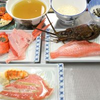 パエリアの材料となった伊勢エビやキンメダイ
