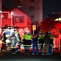 火災があった住宅街＝１８日午後１１時５５分ごろ、習志野市谷津３（画像一部加工）