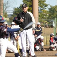 元プロたちの投げる球に挑む子どもたちを盛り上げる木樽さん（中央）
