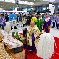 成田空港で安全祈願祭　外国人旅客らに酒提供も