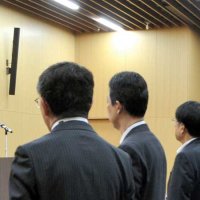 仕事始め式で神谷市長（左）のあいさつに耳を傾ける職員たち＝６日、千葉市役所