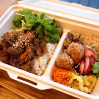 一番人気の「ぜんぶのせセット」。この日の日替わりは野菜とソイミートの牛丼風