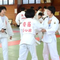 メダリストら柔道直々指導　大網白里　三井住友海上が教室　小中高生６０人と共に汗